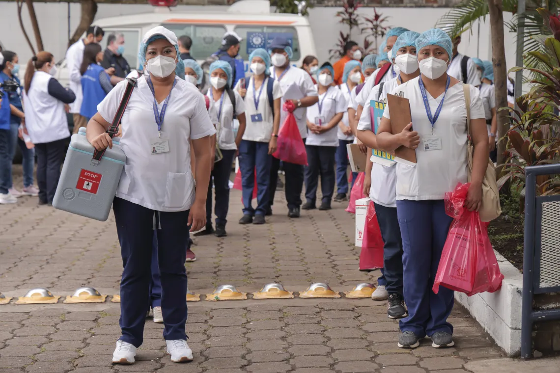 En El Salvador, bajo una estrategia que potencia el trabajo de promotores de salud, la campa&ntilde;a &ldquo;Ponte al D&iacute;a&rdquo; del Ministerio de Salud de El Salvador, apoyada por UNICEF OPS/OMS, lleva las vacunas directamente a las familias.