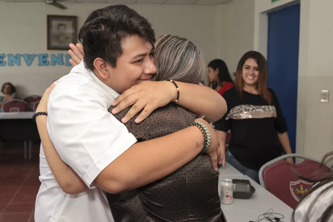 Con la implementaci&oacute;n de la modalidad educativa de Educaci&oacute;n acelerada virtual, UNICEF, en apoyo al MINEDUCYT, contribuye a que estudiantes en condici&oacute;n de vulnerabilidad puedan continuar sus estudios. 