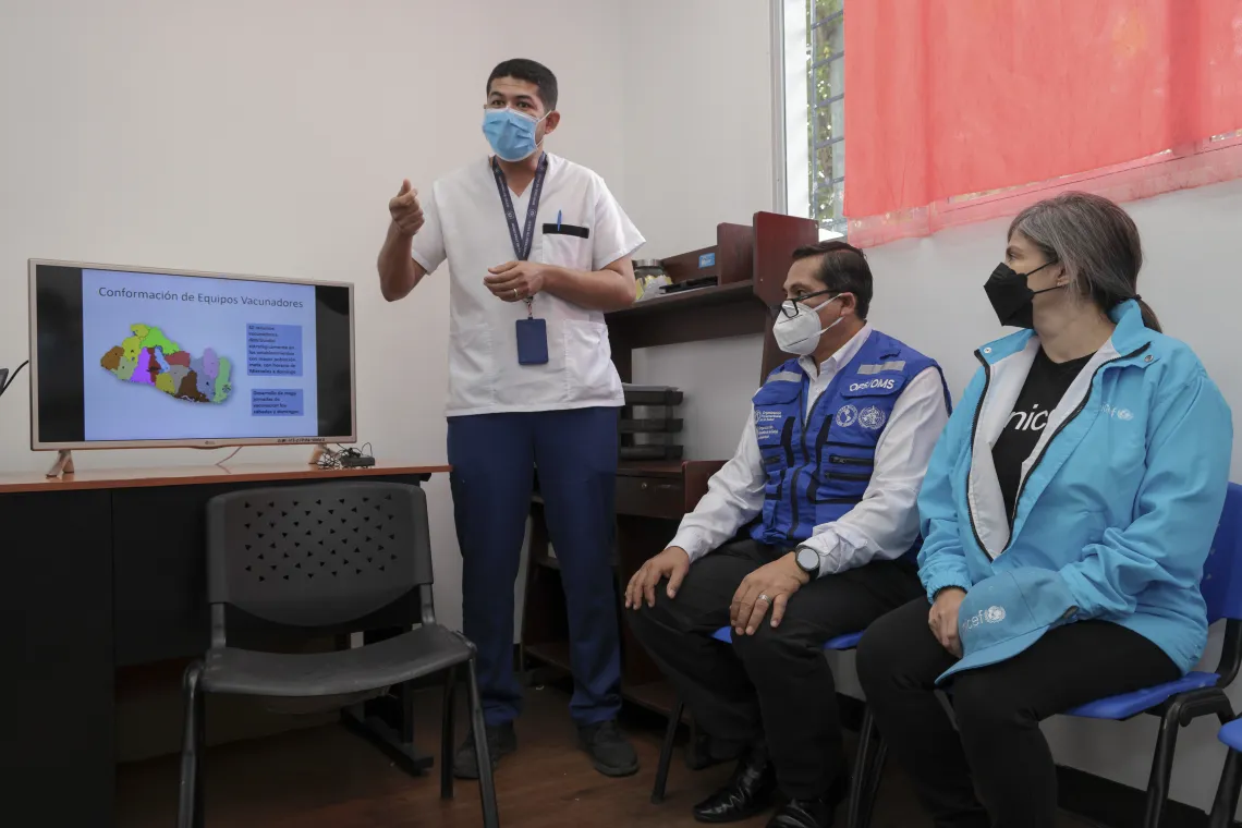 En El Salvador, bajo una estrategia que potencia el trabajo de promotores de salud, la campa&ntilde;a &ldquo;Ponte al D&iacute;a&rdquo; del Ministerio de Salud de El Salvador, apoyada por UNICEF OPS/OMS, lleva las vacunas directamente a las familias.