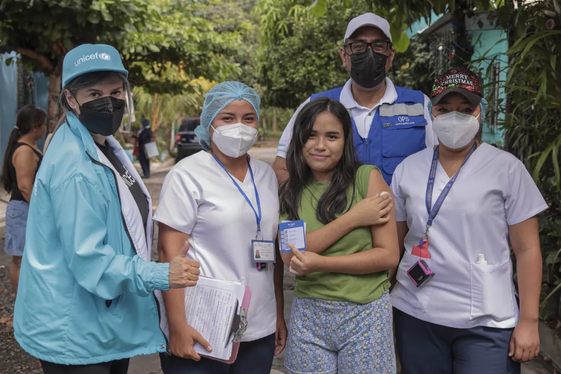 En El Salvador, bajo una estrategia que potencia el trabajo de promotores de salud, la campaña “Ponte al Día” del Ministerio de Salud de El Salvador, apoyada por UNICEF OPS/OMS, lleva las vacunas directamente a las familias.