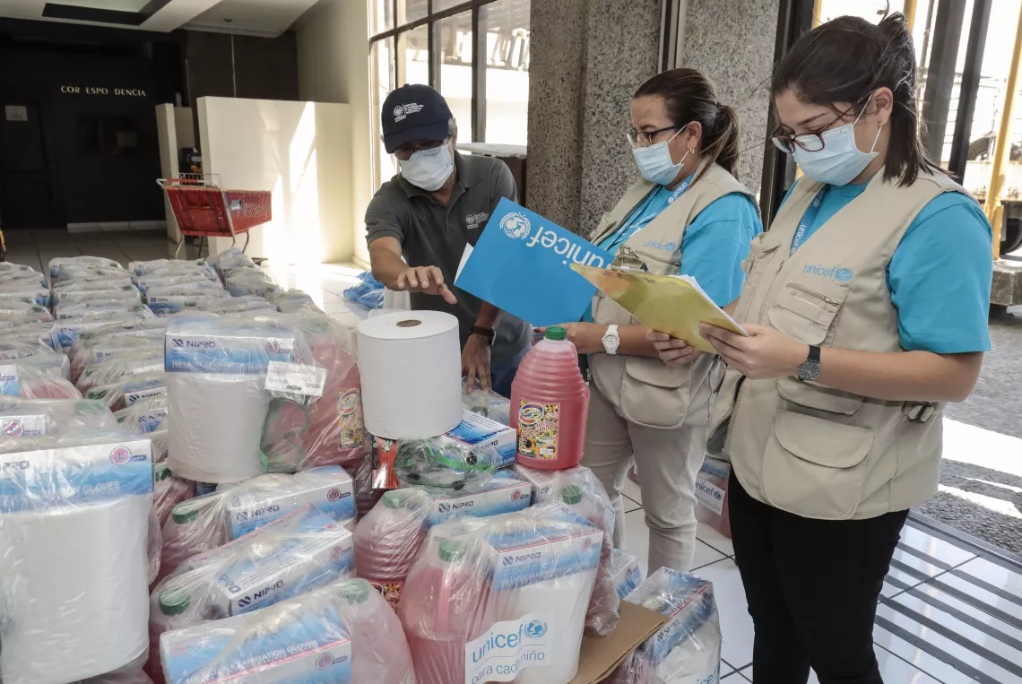 Entrega de insumos higi&eacute;nicos UNICEF