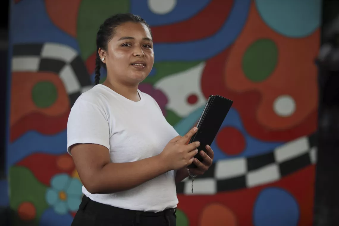 Con la implementaci&oacute;n de la modalidad educativa de Educaci&oacute;n acelerada virtual, UNICEF, en apoyo al MINEDUCYT, contribuye a que estudiantes en condici&oacute;n de vulnerabilidad puedan continuar sus estudios. 