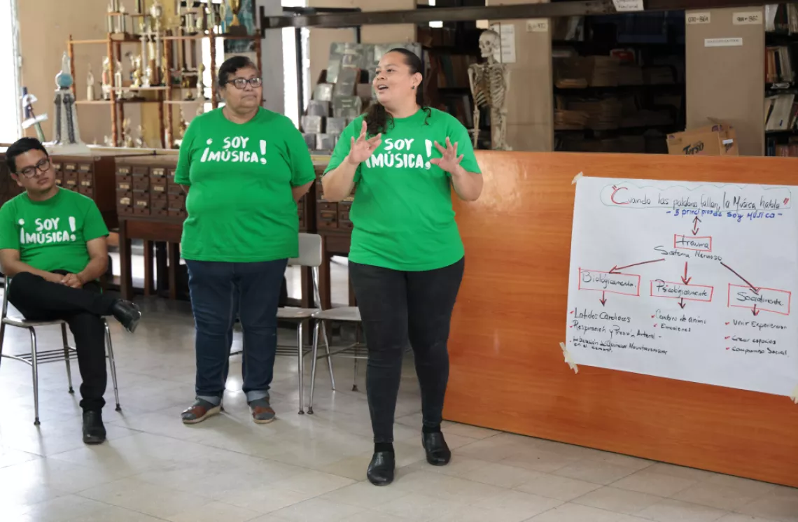 Gabriel Ch&eacute;vez, de 29 a&ntilde;os, Candelaria de la Cruz Barahona, y Claudia Emeladis Echegoyen, de 38 a&ntilde;os, trabajan en un taller del proyecto &ldquo;Soy Musica&rdquo; en las instalaciones del INFRAMEN en San Salvador, El Salvador.