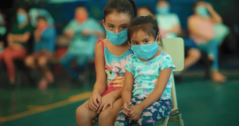 Ailinn, de 8 a&ntilde;os, en el albergue donde se encuentra con su familia debido al paso de la Tormenta Tropical Amanda por El Salvador.