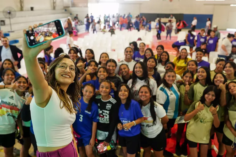 Denisse Cupa junto a ni&ntilde;&ntilde;as y adolescentes