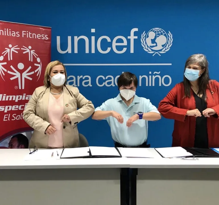 Representantes en la firma de la alianza entre UNICEF El Salvador y OEES 