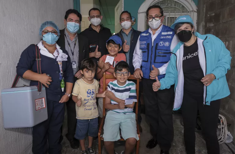 En El Salvador, bajo una estrategia que potencia el trabajo de promotores de salud, la campa&ntilde;a &ldquo;Ponte al D&iacute;a&rdquo; del Ministerio de Salud de El Salvador, apoyada por UNICEF OPS/OMS, lleva las vacunas directamente a las familias.
