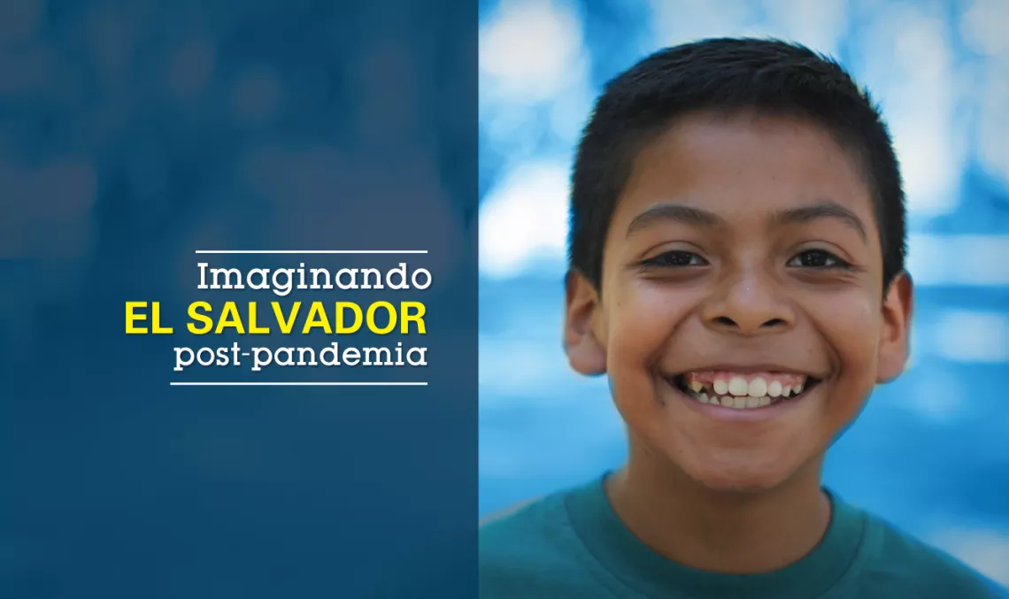 Ni&ntilde;o sonriendo en wash blue