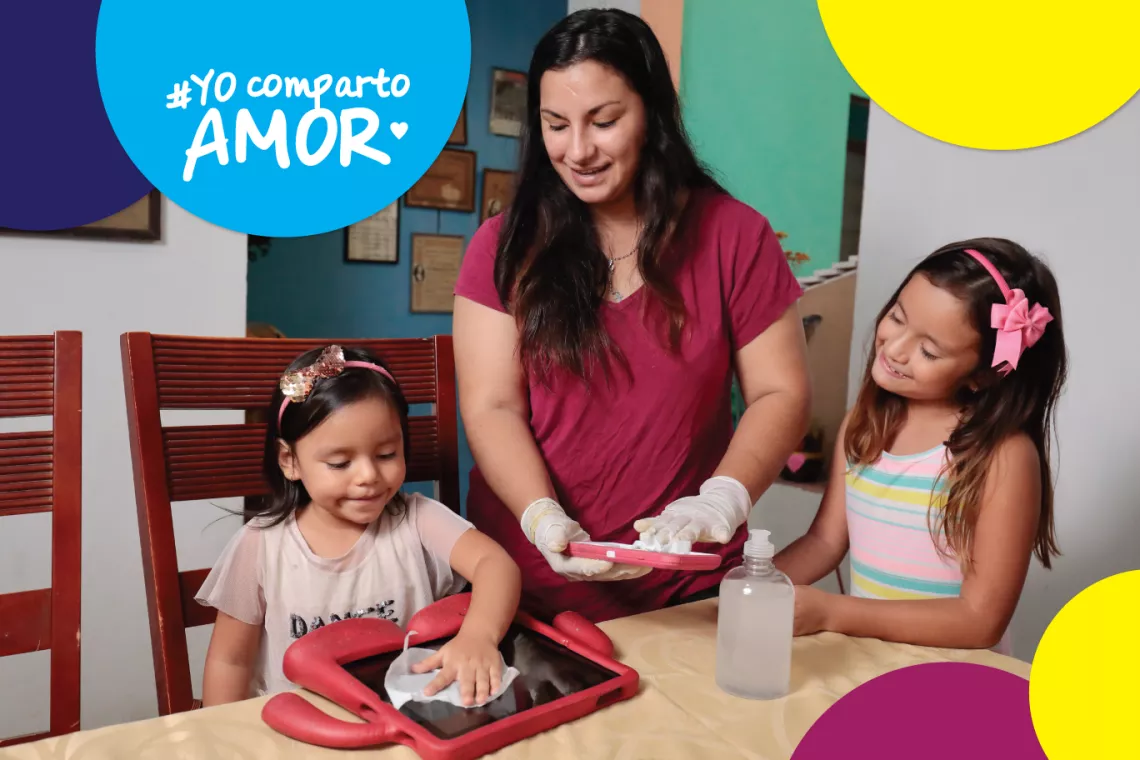 Madre e hijas desinfectando la casa