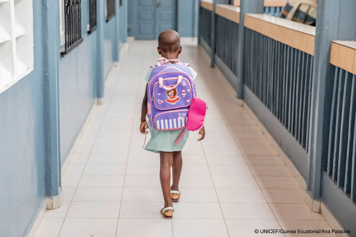 Una ni&ntilde;a en los pasillos de un colegio de Bata