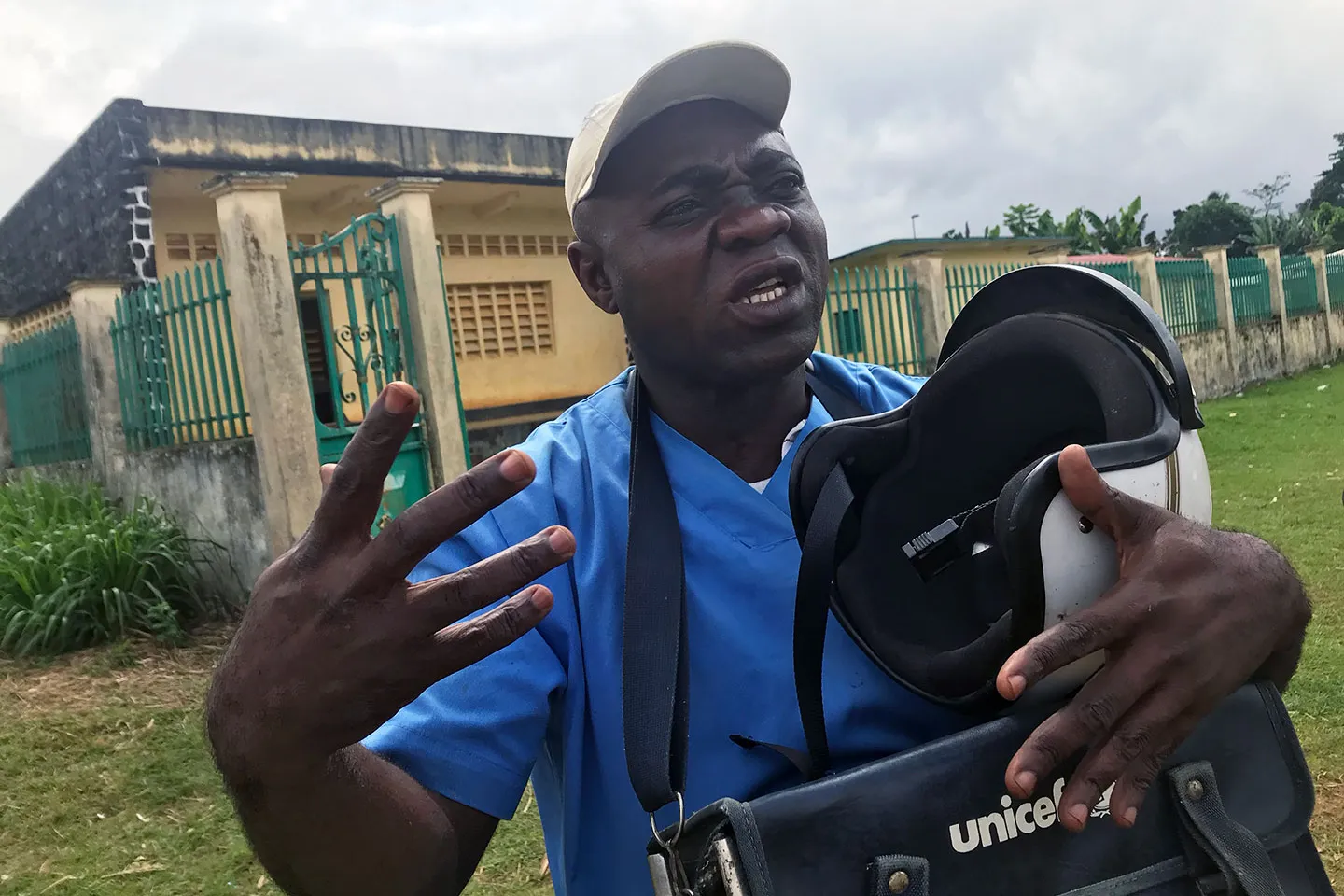 Primer plano de una persona con gorra y una bolsa con el logo de UNICEF