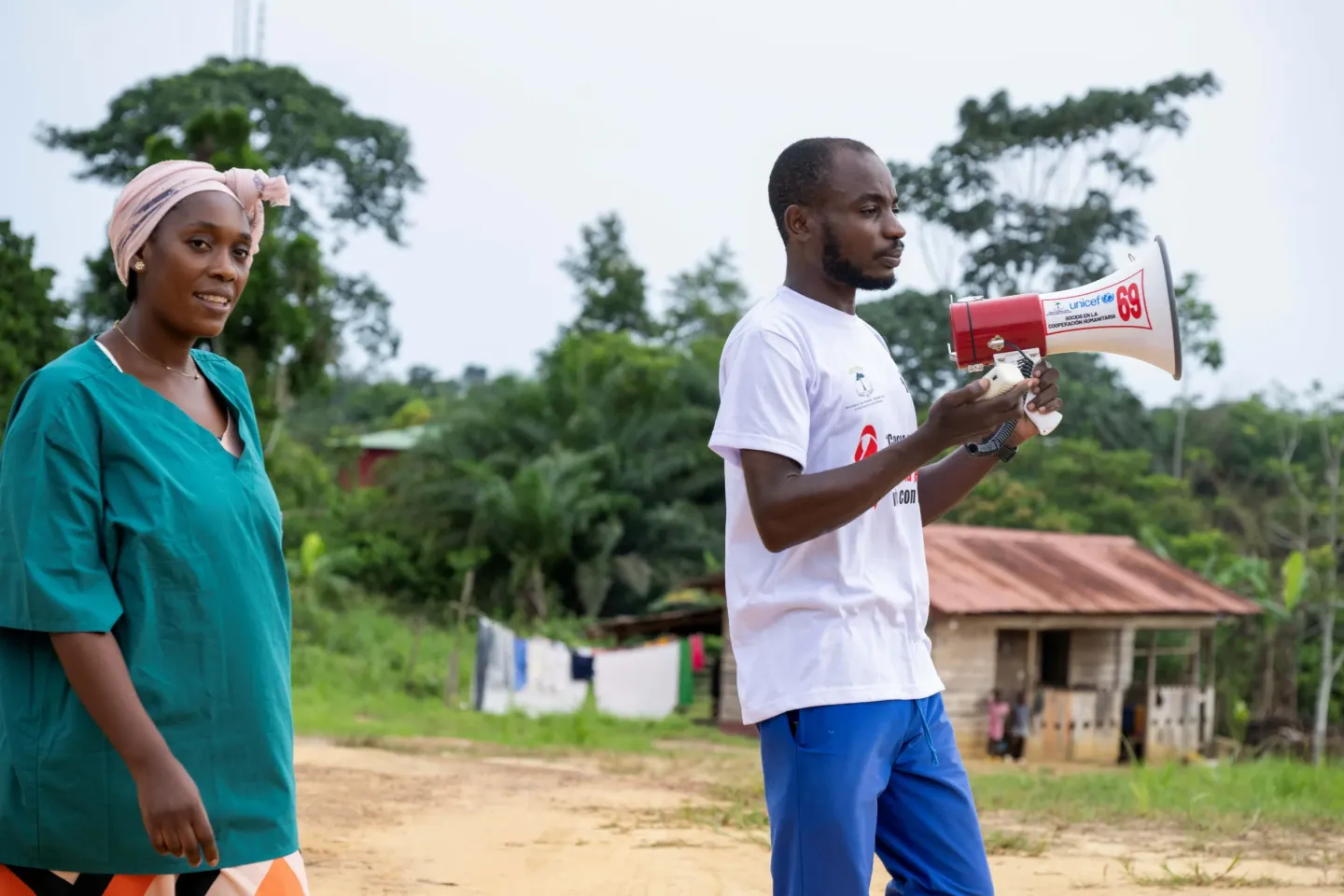 UNICEF/Guinea Ecuatorial/Frank Dejongh &ndash; Personal sanitario llamando a trav&eacute;s de megafon&iacute;a a los habitantes del poblado de Movoho para que se acerquen a las consultas en el lugar asignado.