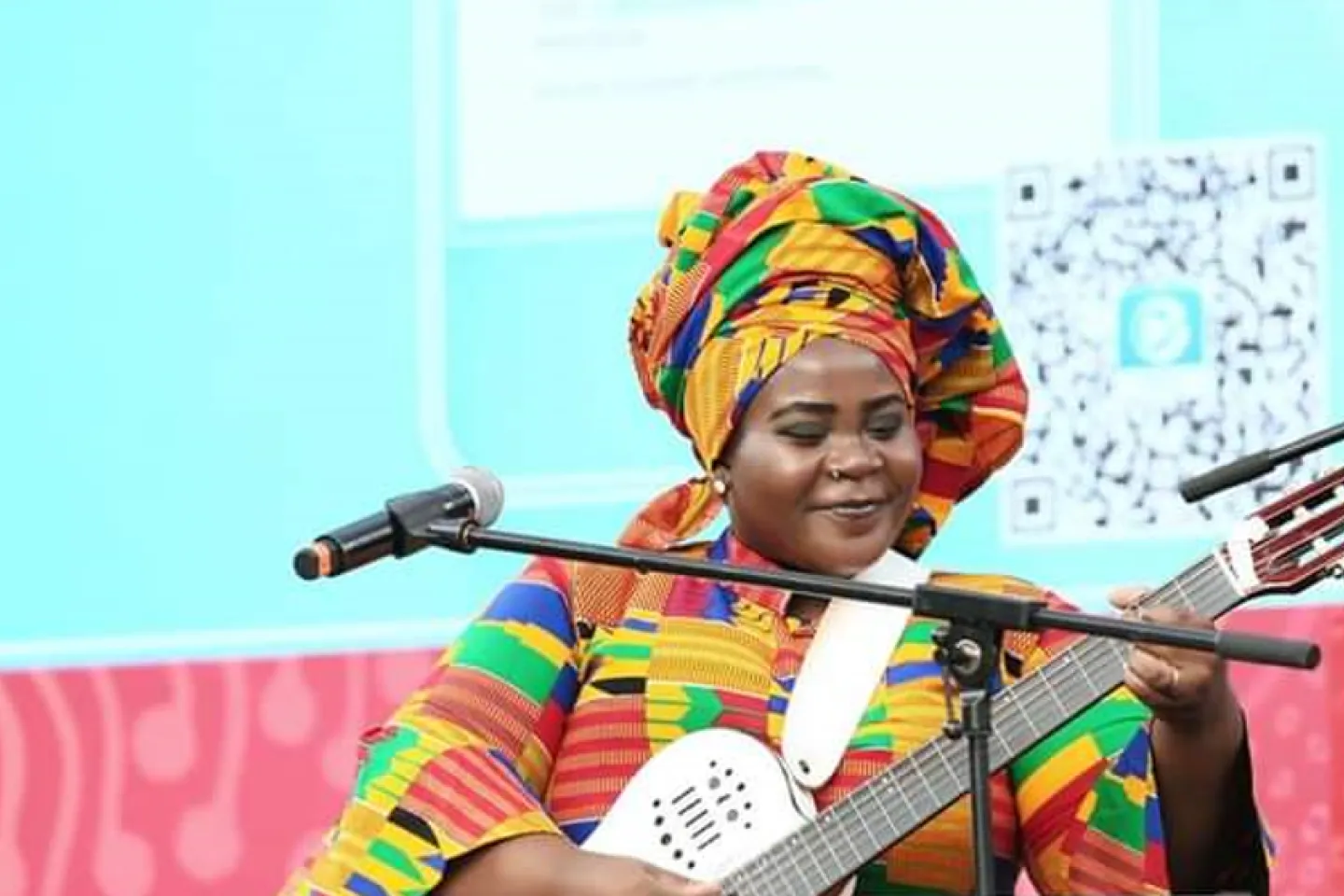 UNICEF/Guinea Ecuatorial/ &ndash; N&eacute;lida Karr durante uno de sus conciertos.