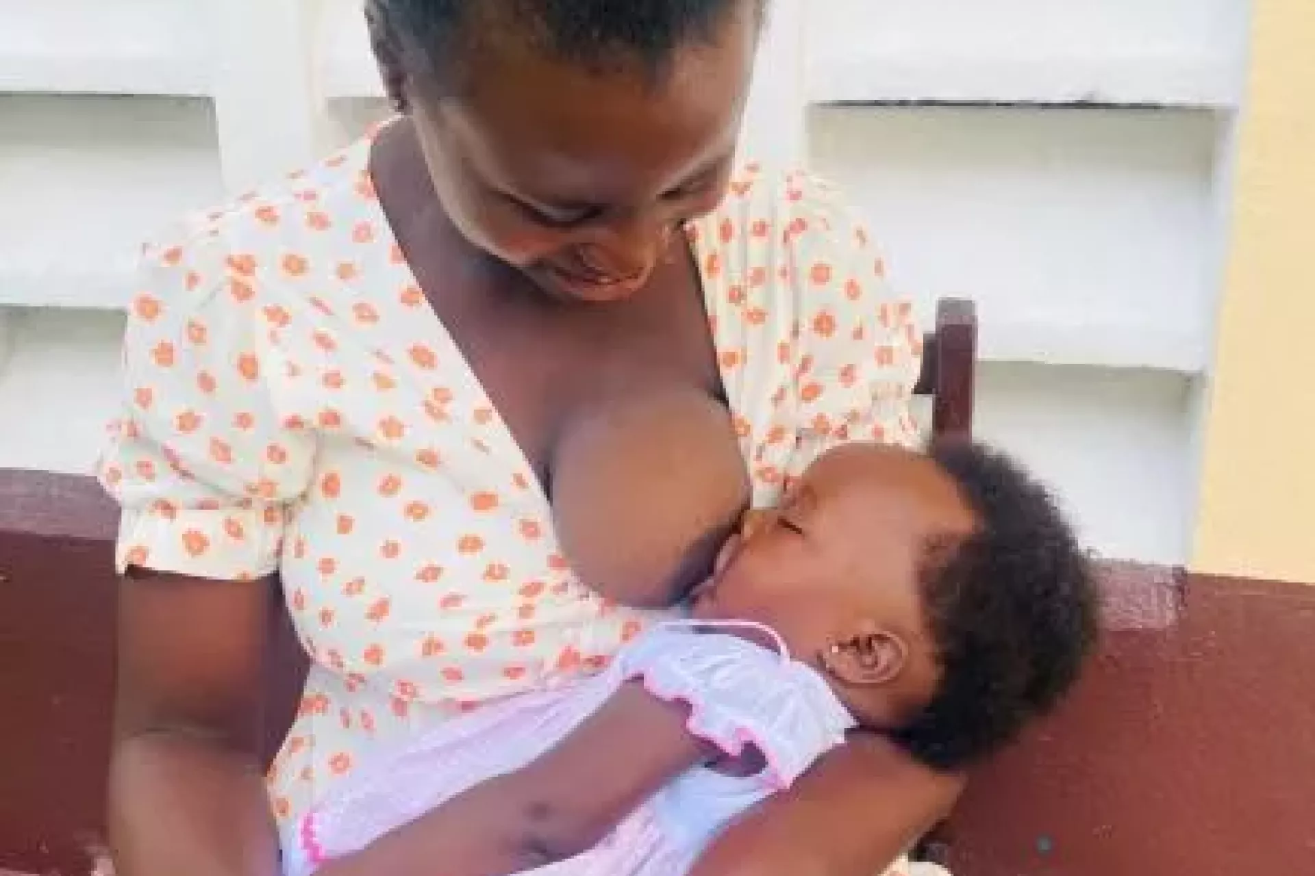 UNICEF/Guinea Ecuatorial/Concepci&oacute;n Adjaba &ndash; Ver&oacute;nica Araceli Minyono amamantando a su hija.