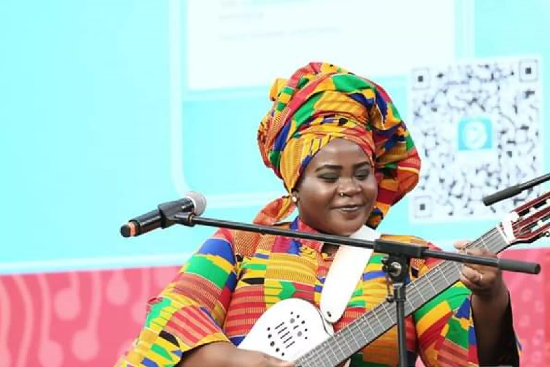 UNICEF/Guinea Ecuatorial/ &ndash; N&eacute;lida Karr durante uno de sus conciertos.