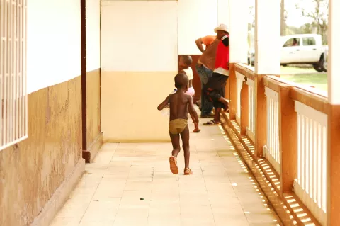 Niño corriendo por los pasillos de un centro de salud