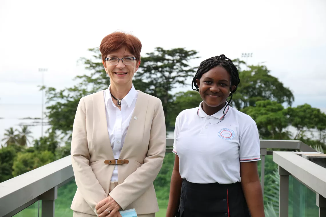 UNICEF/Guinea Ecuatorial/Antonia Toichoa - La Representante de UNICEF Guinea Ecuatorial, France B&eacute;gin, junto a Isabel despu&eacute;s de la Reuni&oacute;n de la Revisi&oacute;n a Medio T&eacute;rmino entre el Gobierno y UNICEF/2021.