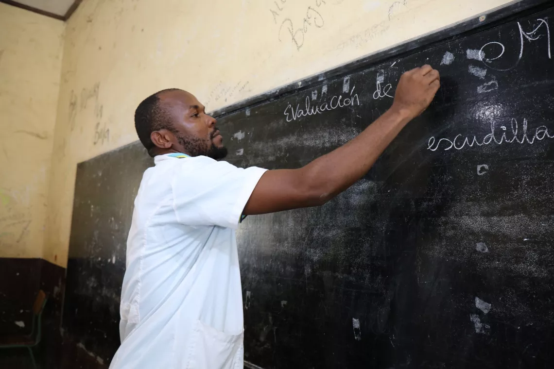 R&oacute;mulo Esono es maestro del  colegio Acacio Ma&ntilde;&eacute; Ela