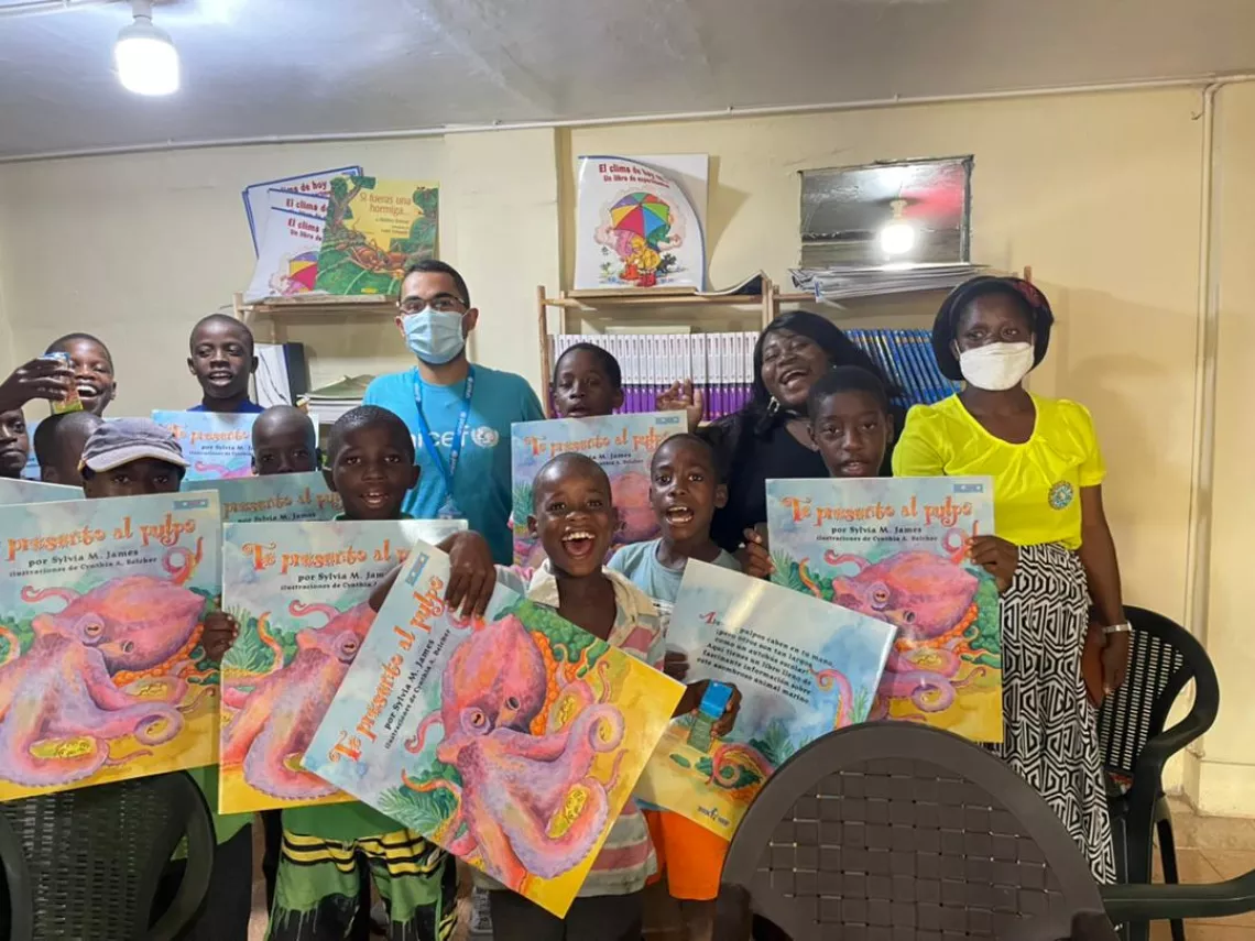 N&eacute;lida Karr con los ni&ntilde;os y ni&ntilde;as de su centro educativo en Basup&uacute;.