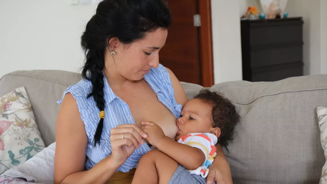 bebe alimentandose de leche materna