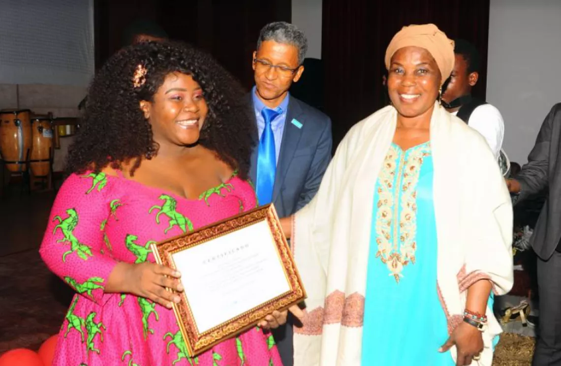 UNICEF/Guinea Ecuatorial/Juan Ndong. La Primera Dama de la Naci&oacute;n, S.E. Do&ntilde;a Constancia Mangue de Obiang, junto al previo Representante de UNICEF, Antero de Pina, entregan a Nelida Karr el t&iacute;tulo de Embajadora de Buena Voluntad de UNICEF Guinea Ecuatorial.