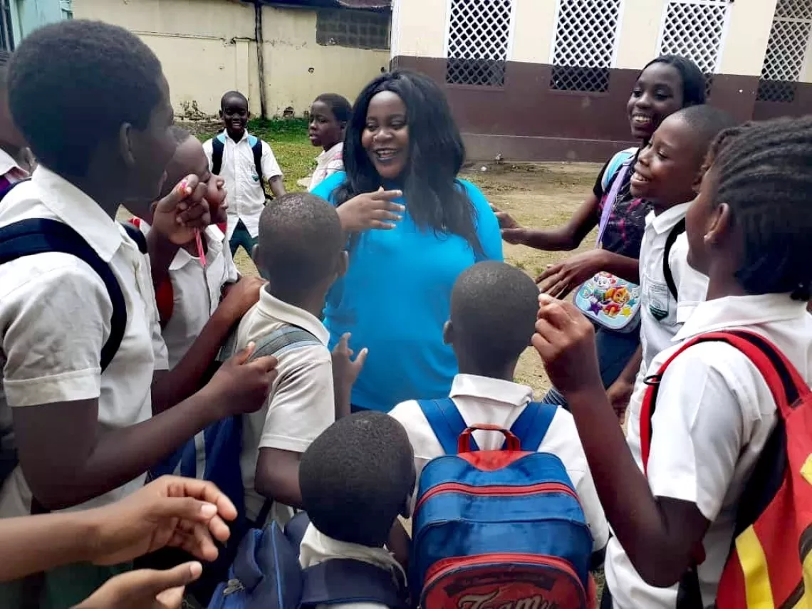 UNICEF/Guinea Ecuatorial/Antonia Toichoa Bela &ndash; N&eacute;lida Karr junto a los ni&ntilde;os de un colegio de Malabo.