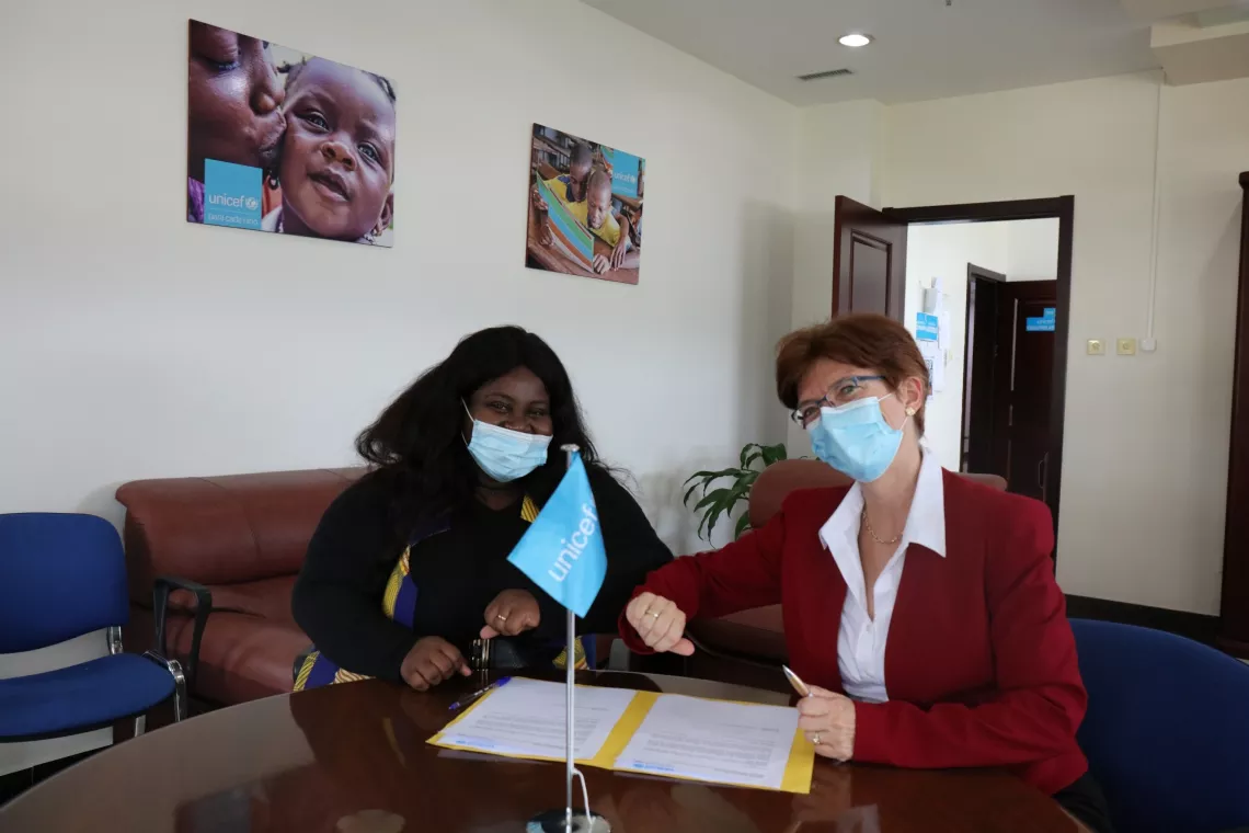 UNICEF/Guinea Ecuatorial/Antonia Toichoa Bela &ndash; N&eacute;lida Karr junto a la nueva Representante de UNICEF, France B&eacute;gin, durante la firma de su renovaci&oacute;n como Embajadora de Buena Voluntad.