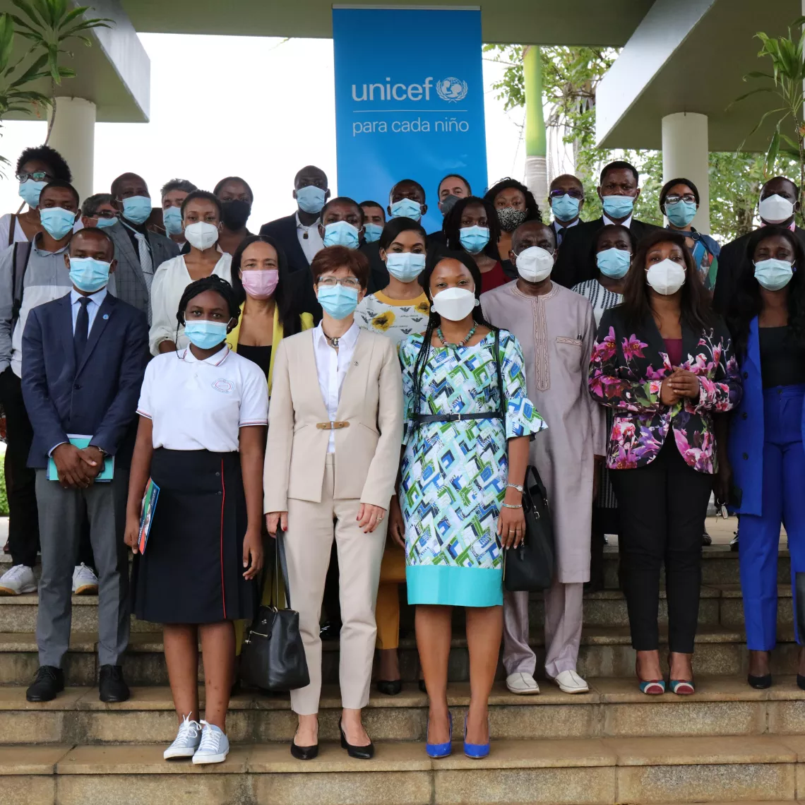 UNICEF/Guinea Ecuatorial/Antonia Toichoa Bela &ndash; Foto de familia tras finalizar la Reuni&oacute;n de Revisi&oacute;n a Medio T&eacute;rmino Gobierno-UNICEF/2021  