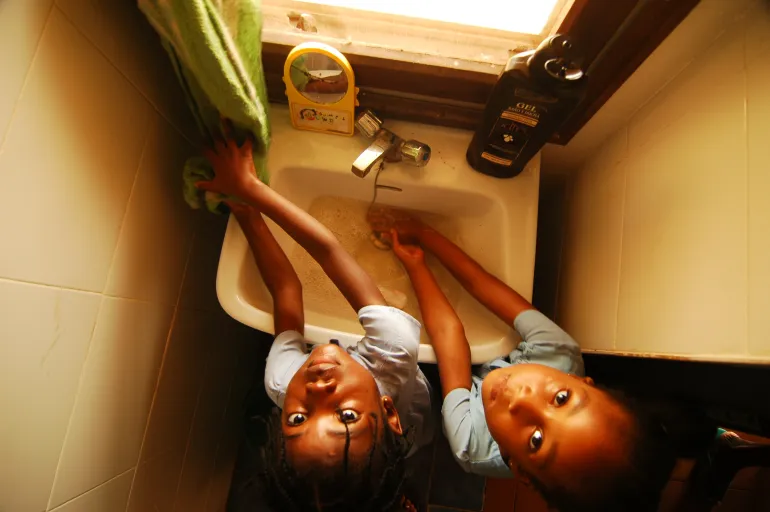 UNICEF/Guinea Ecuatorial&ndash; Ni&ntilde;as lavandose las manos.