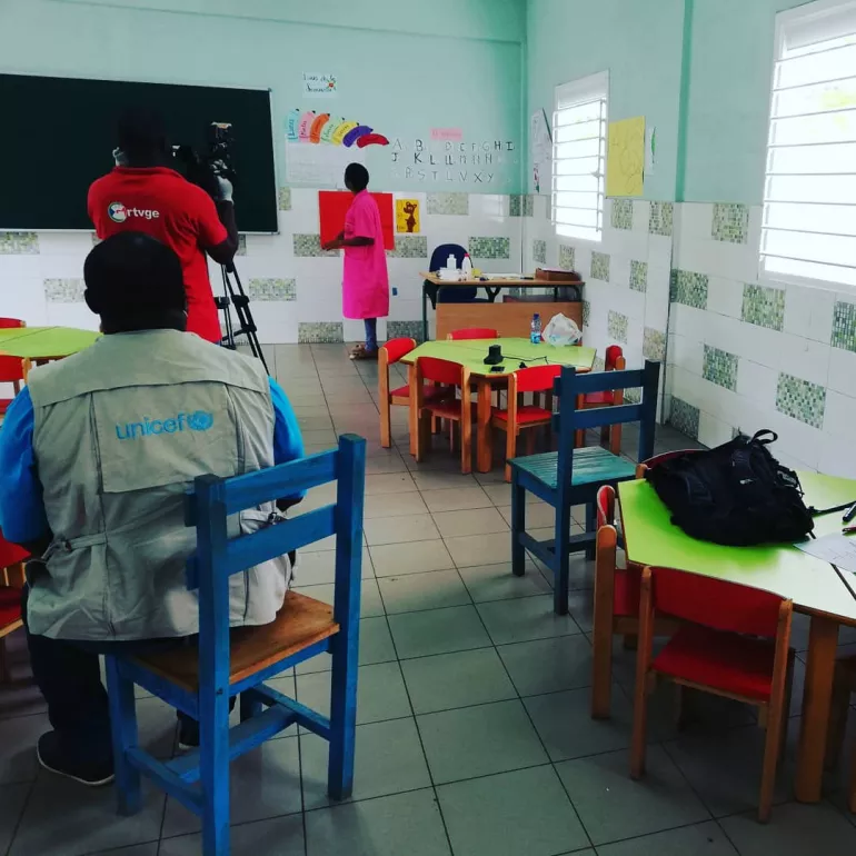UNICEF/Guinea Ecuatorial/Antonia Toichoa Bela &ndash; Fernando Dekeno, Especialista en Protecci&oacute;n de la Infancia de UNICEF Guinea Ecuatorial junto al equipo de grabaci&oacute;n del programa La Escuela en mi Casa.
