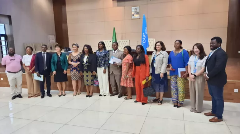 UNICEF/Guinea Ecuatorial/ &ndash; Foto de familia tras completar el ciclo de di&aacute;logos para la elaboraci&oacute;n del nuevo Documento Programa de Pa&iacute;s entre el Gobierno de Guinea Ecuatorial y UNICEF.
