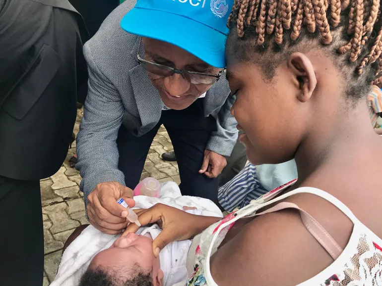 El Representante de UNICEF Guinea Ecuatorial, Antero Almeida de Pina, vacuna a un beb&eacute; contra la poliomielitis durante el acto de inicio de la campa&ntilde;a