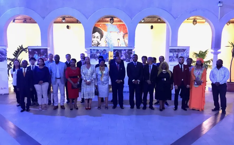 Foto de familia de parte de los asistentes a la inauguraci&oacute;n de la exposici&oacute;n fotogr&aacute;fica con motivo del 30&ordm; aniversario de la Convenci&oacute;n sobre los Derechos del Ni&ntilde;o.