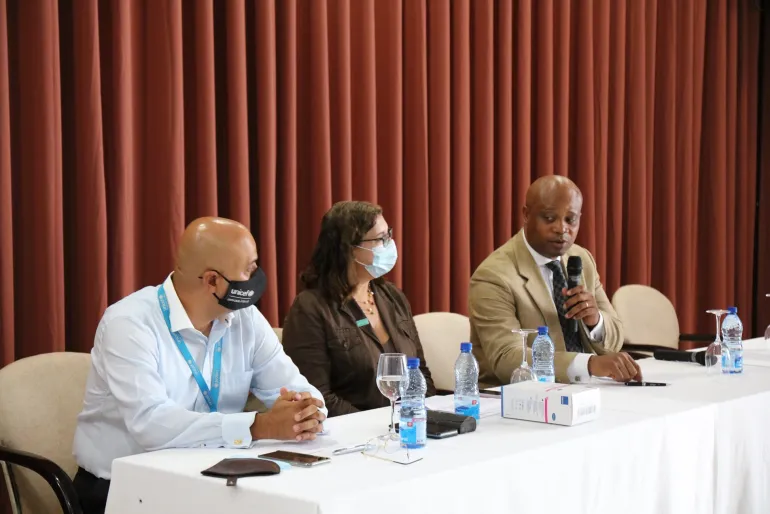 UNICEF/Guinea Ecuatorial/Antonia Toichoa Bela &ndash; Luis G&oacute;mez, Gerente de operaciones de UNICEF a la izquierda; Ana Mar&iacute;a Guemez, Representante Adjunta de UNICEF; El&iacute;as Ondo, Director General de la Sociedad Civil a la derecha.