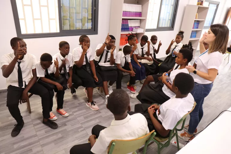 UNICEF/Guinea Ecuatorial/Felipe Esono &ndash; Estudiantes de diferentes niveles participando y dando su opini&oacute;n en el Dia Mundial de la Infancia.
