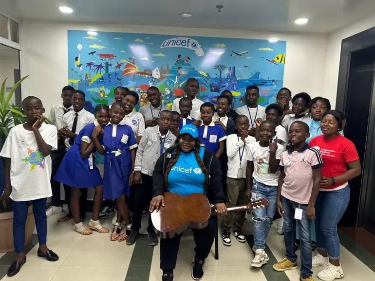 UNICEF/Guinea Ecuatorial/Antonia Toichoa Bela &ndash; La Embajadora de Buena Voluntad N&eacute;lida Karr junto a ni&ntilde;os, ni&ntilde;as y adolescentes celebrando el Dia Mundial de la Infancia.
