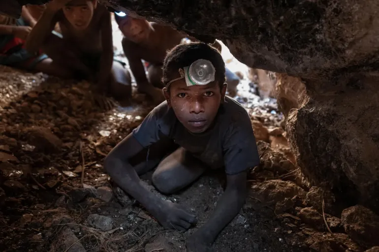 Sambilahatsa 12 years old, dropped out of school and works in the Vohibola mica mine in the Anosy region, 25 kilometers north from Amboasary-sud.