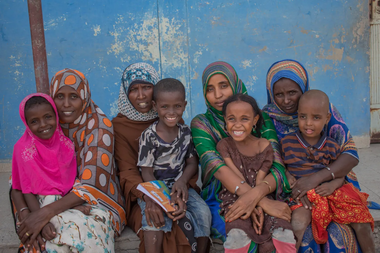 Parents of host commuities and refugees with their children during the first ASR program at Simbile Primary School, Afar region. (Mothers, Left to right: Rokiya Mohammod, 38, Zahra Halo, 28, Aysa Mohammo d, 25 and Zahra Ali)