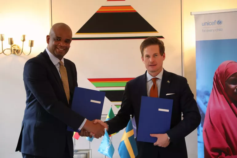 Swedish Ambassador to Ethiopia H.E. Hans Lundquist with UNICEF Ethiopia Rep Aboubacar Kampo shaking hands at the signing ceremony