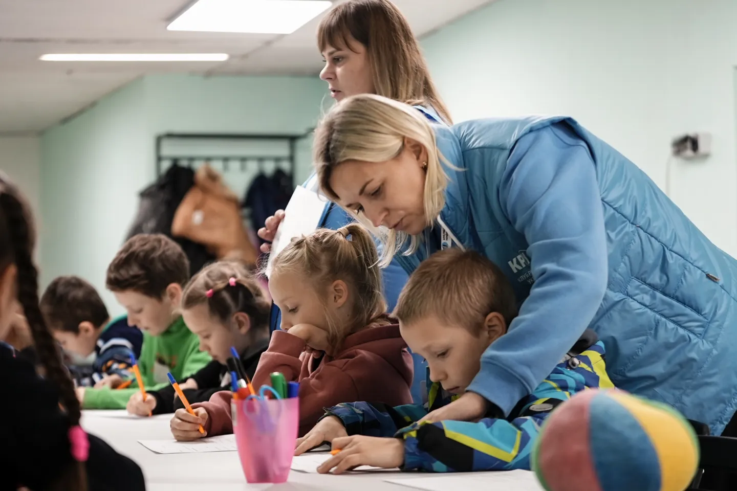 Mobile team animating a group psychosocial support activity for children, Shostka.