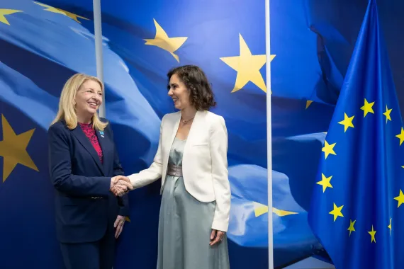 UNICEF Executive Director shaking hand of Commissioner Lahbib
