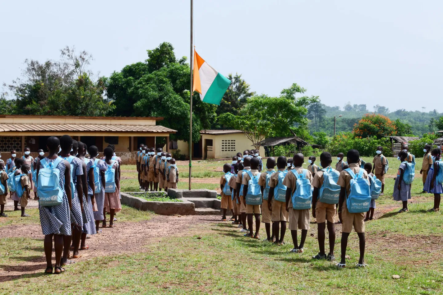 Children with their UNICEF backpacks at the EPP Paul Guidibo school in Guezon, in the West of C&ocirc;te d&rsquo;Ivoire.