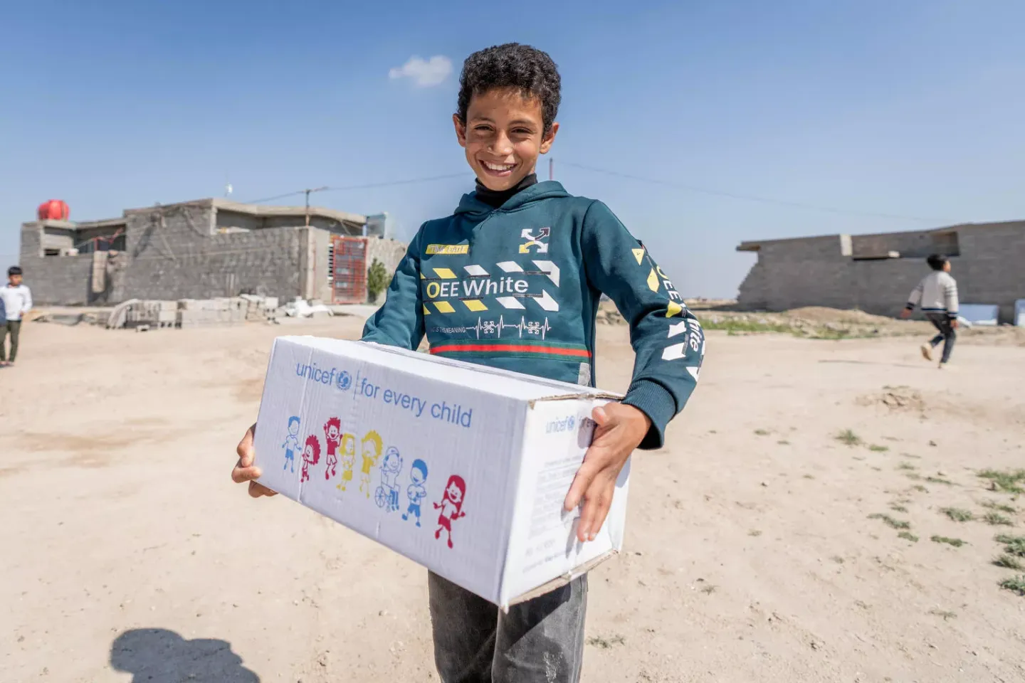  UNICEF, in collaboration with volunteers from the partner organization Terre Des Hommes, conducted a tour of Hai Al Shuhadaa in Fallujah, Anbar, Iraq. This initiative aimed to distribute winter clothing to children in need, providing much-needed warmth in the current cold weather. Families in the area expressed happiness as UNICEF distributed over 2000 boxes of winter clothes to children affected by conflicts, spanning from infants to 14-year-olds.