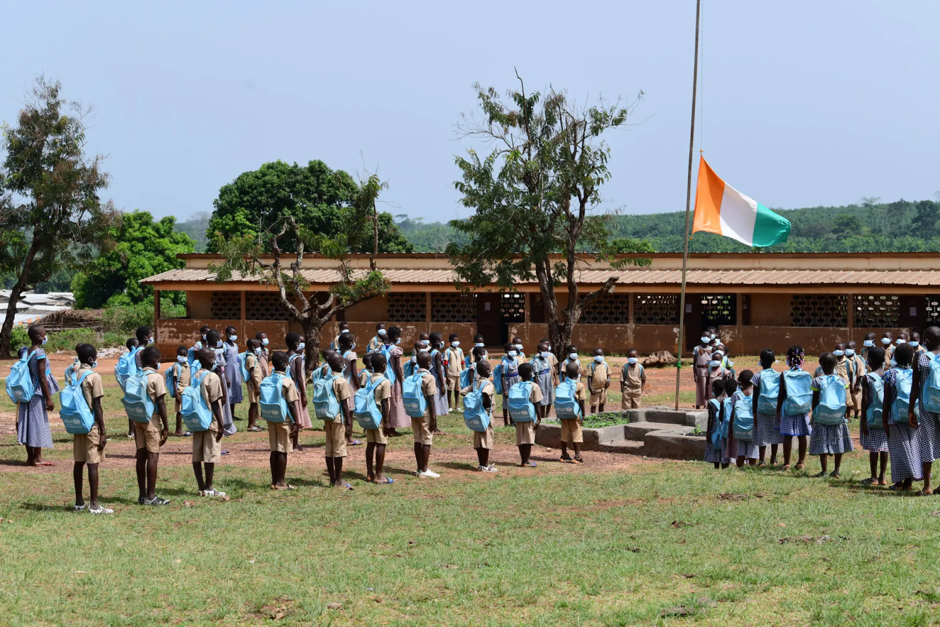 Children with their UNICEF backpacks at the EPP Paul Guidibo school in Guezon, in the West of C&ocirc;te d&rsquo;Ivoire.