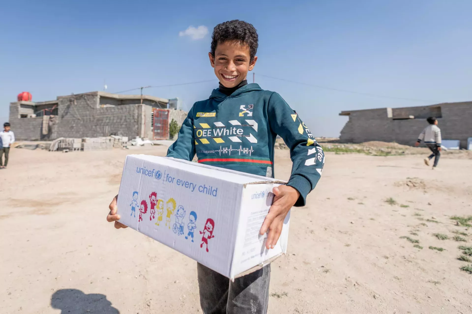  UNICEF, in collaboration with volunteers from the partner organization Terre Des Hommes, conducted a tour of Hai Al Shuhadaa in Fallujah, Anbar, Iraq. This initiative aimed to distribute winter clothing to children in need, providing much-needed warmth in the current cold weather. Families in the area expressed happiness as UNICEF distributed over 2000 boxes of winter clothes to children affected by conflicts, spanning from infants to 14-year-olds.
