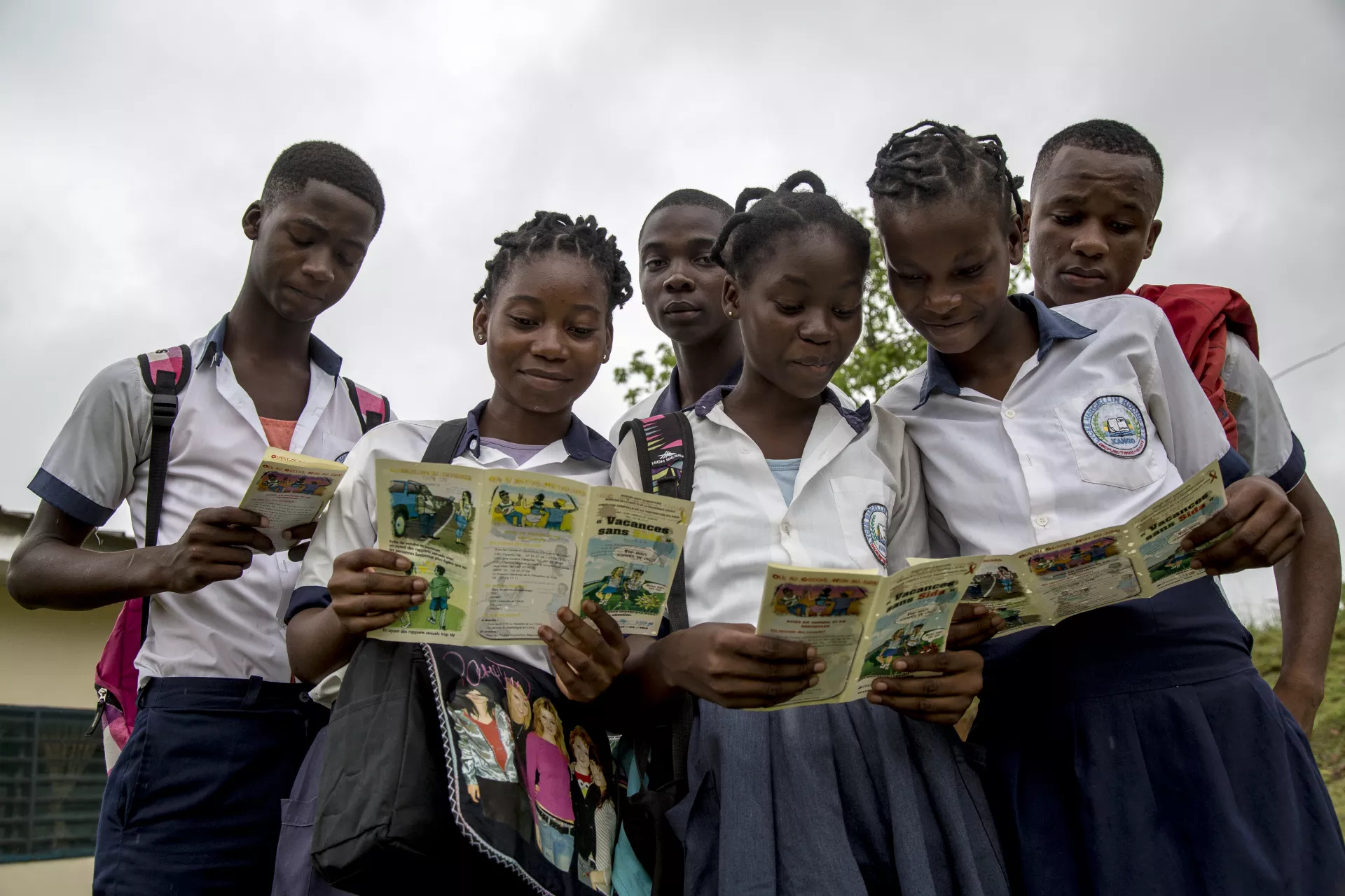 Distribution de flyers sur le VIH-SIDA aux &eacute;l&egrave;ves dans le cadre du programme d&rsquo;appui au Club de sant&eacute; dans les &eacute;tablissements scolaires, l&rsquo;UNICEF appui un groupe d&rsquo;&eacute;l&egrave;ve afin de sensibiliser leurs pairs sur les bonnes pratiques pour la pr&eacute;vention conte le VIH-SIDA. Ville de Kango, Avril 2016, R&eacute;publique du Gabon