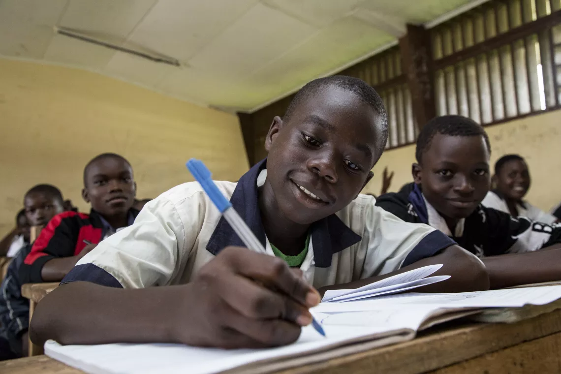 Les &eacute;l&egrave;ves de la classe de 6&egrave;me M1 en cours, la classe est compos&eacute;e de 78 &eacute;l&egrave;ves filles et gar&ccedil;ons, lyc&eacute;e Marcellin Ndong Bey de Kango, R&eacute;publique du Gabon, Avril 2016