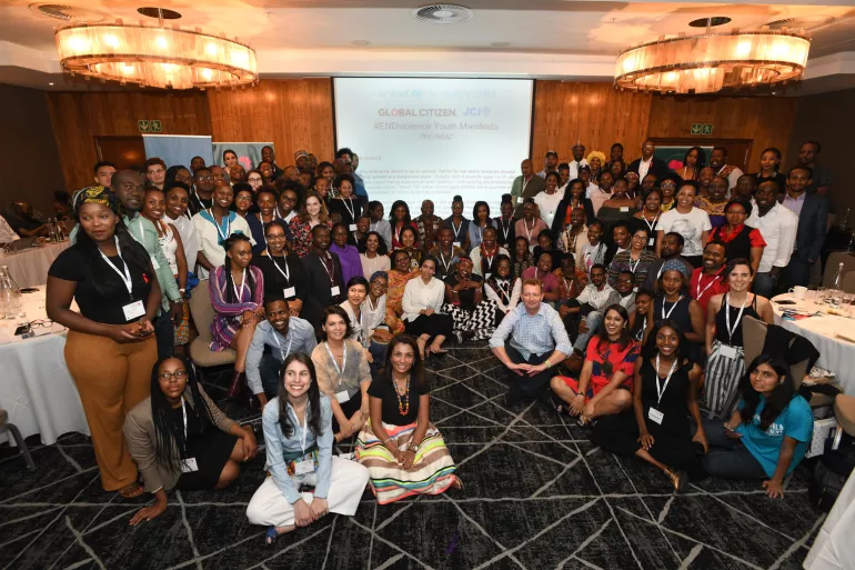 Youth delegates in a group photo 