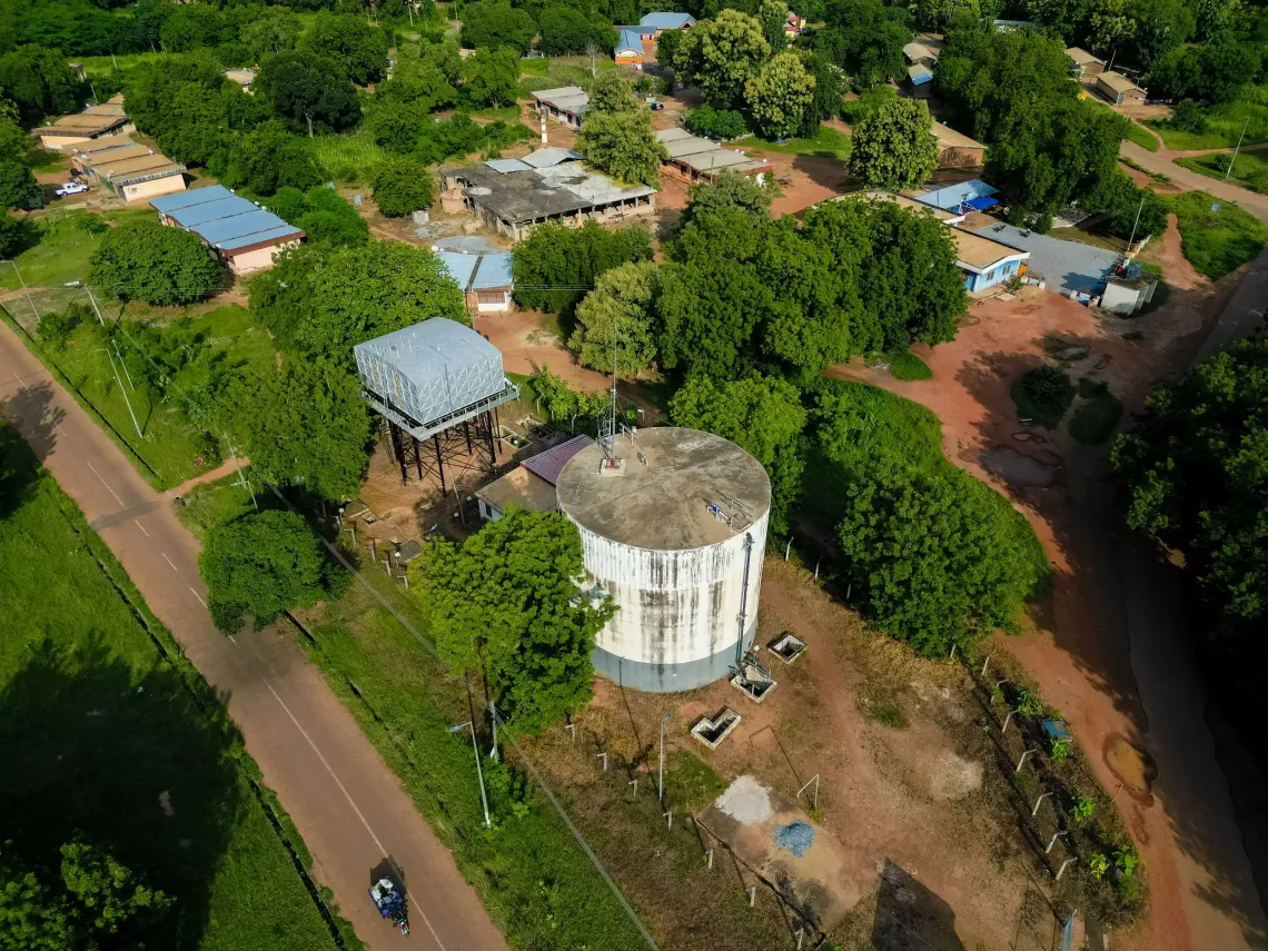 Community-level storage and distribution infrastructure brings treated water closer to households, schools and public water points. 