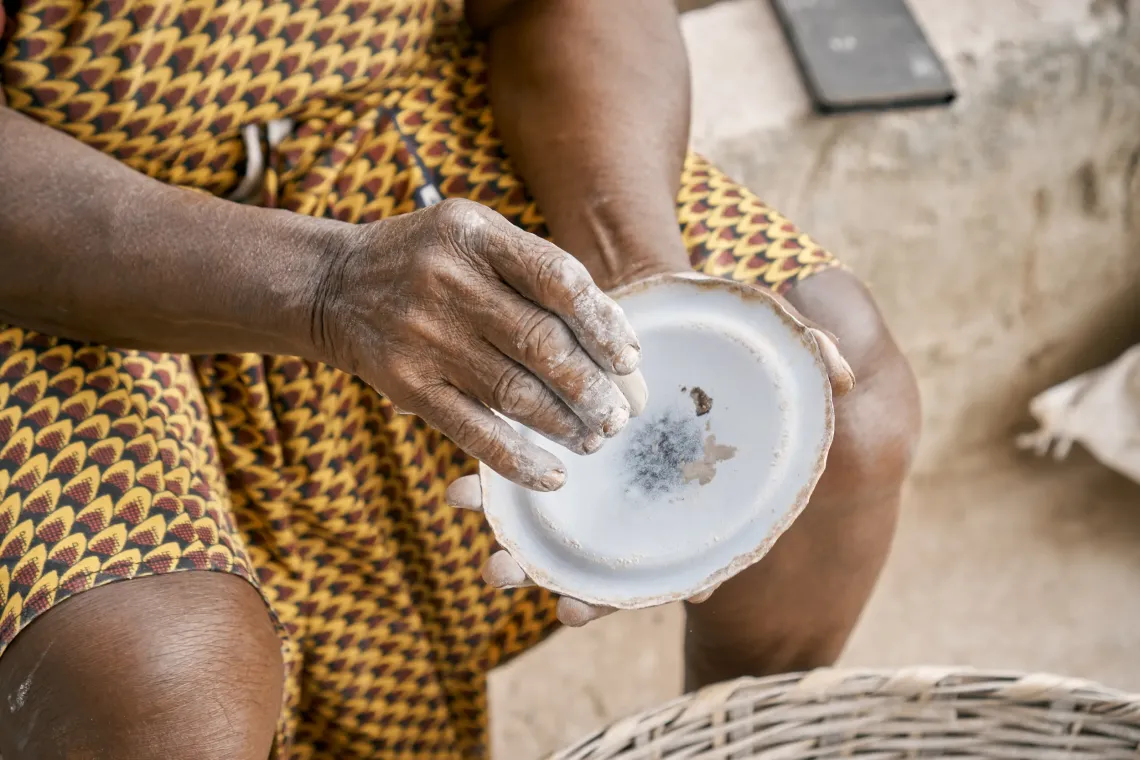 ana, a woman molds Ayilor clay in her hands, shaping it into a small dish. Her fingers move with care and precision, pressing and smoothing the surface to form its rounded edges. The texture of the clay and the marks on her hands reveal the intimacy of the craft , a process rooted in experience and touch.